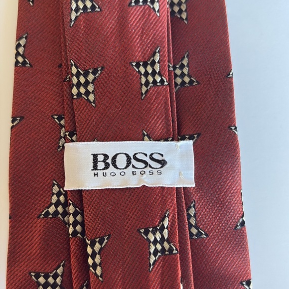 Hugo Boss Red Silk Tie with Houndstooth Design - Picture 2 of 10